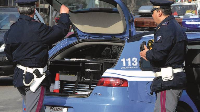 Lo vedono girare senza cintura a Russi, ma viaggiava su un’auto rubata, denunciato Lo vedono girare senza cintura a Russi, ma viaggiava su un’auto rubata, denunciato