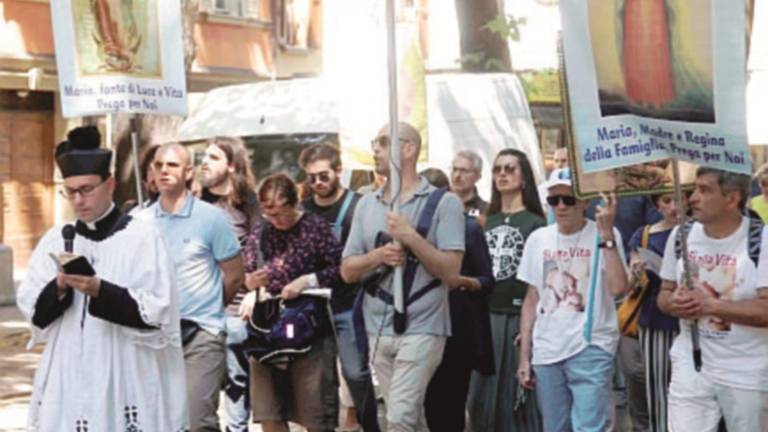 Marcia anti pride, il parroco prende le distanze. I promotori: «Gay è contro la legge cristiana» Marcia anti pride, il parroco prende le distanze. I promotori: «Gay è contro la legge cristiana»