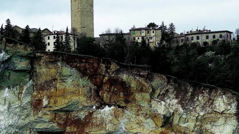 La rupe scivola, cinque famiglie senza casa La rupe scivola, cinque famiglie senza casa