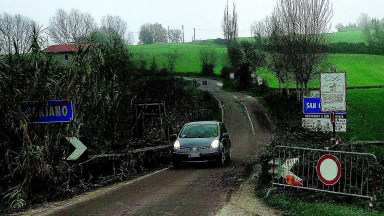 Transito vietato sul ponte, però le auto passano lo stesso Transito vietato sul ponte, però le auto passano lo stesso
