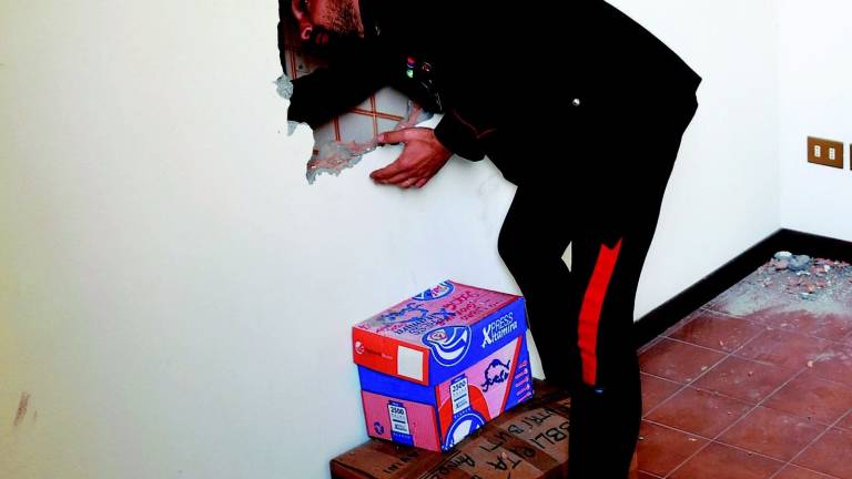 Banca rapinata, sequestrati i dipendenti Banca rapinata, sequestrati i dipendenti