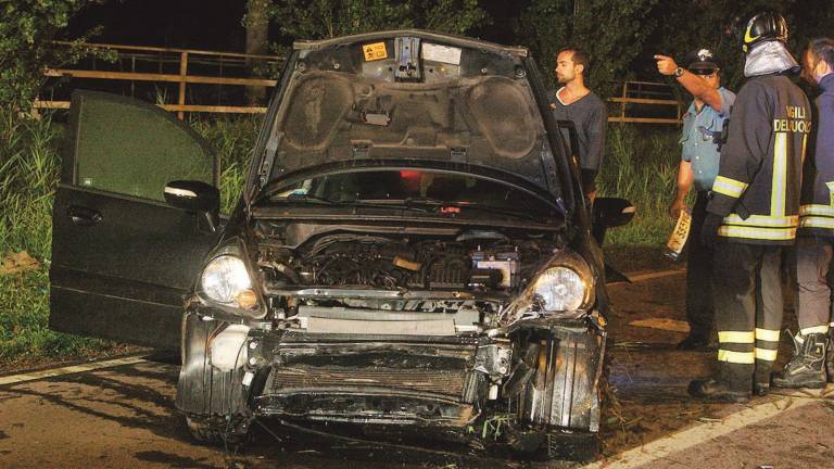 Tampona un'auto poi fugge, grave 44enne Tampona un'auto poi fugge, grave 44enne