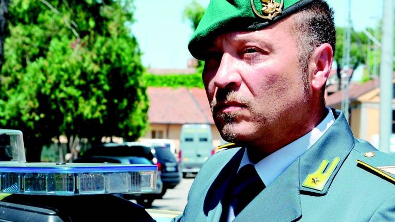 Scippo tra i passanti, finanziere fuori servizio insegue e arresta una nomade Scippo tra i passanti, finanziere fuori servizio insegue e arresta una nomade
