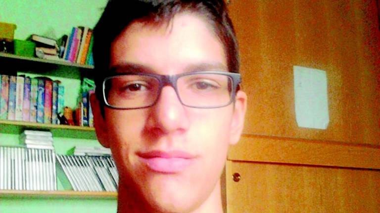 Muore in mare sotto gli occhi degli amici: stroncato da un malore a soli diciannove anni Muore in mare sotto gli occhi degli amici: stroncato da un malore a soli diciannove anni