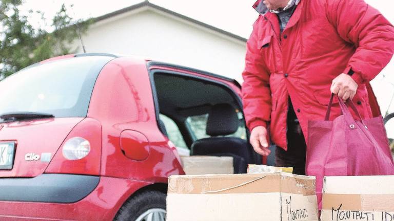 Manca il cibo per i poveri: i Quartieri davanti ai supermercati per le donazioni Manca il cibo per i poveri: i Quartieri davanti ai supermercati per le donazioni