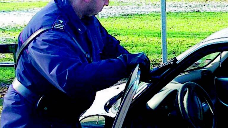 Rubano un'auto e fuggono per i campi: arrestati due quindicenni Rubano un'auto e fuggono per i campi: arrestati due quindicenni