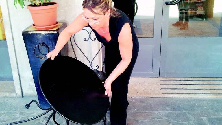 Travolge mamma e picchia cliente Travolge mamma e picchia cliente