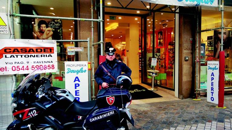 Furto lampo in due profumerie Furto lampo in due profumerie