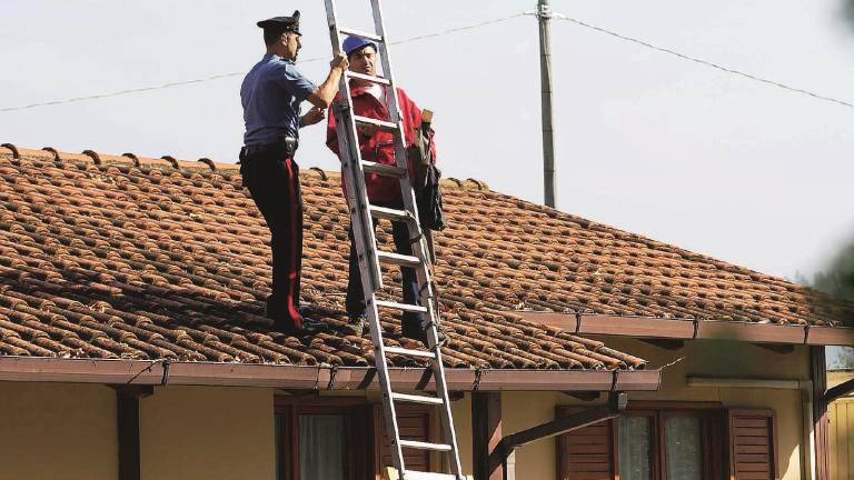 Sceso dal tetto dopo due ore di trattative Sceso dal tetto dopo due ore di trattative