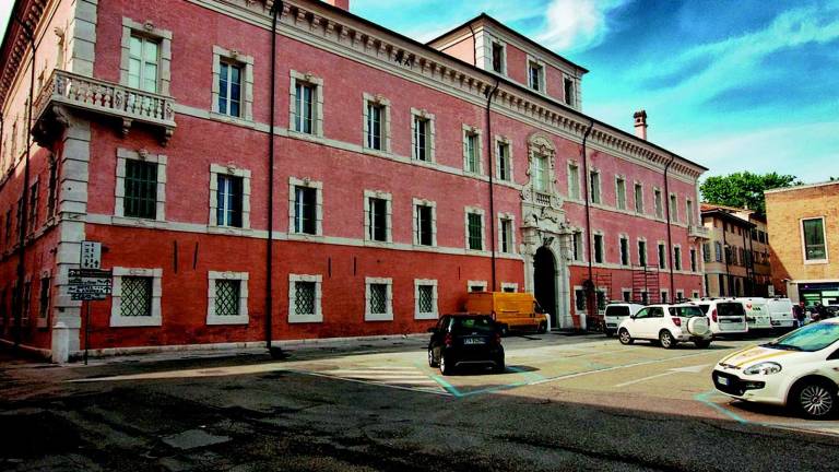 Il Comune: via gli archi da piazza Kennedy Il Comune: via gli archi da piazza Kennedy