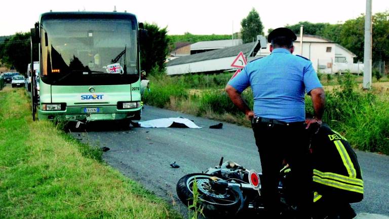 Moto contro autobus, muore una 31enne Moto contro autobus, muore una 31enne