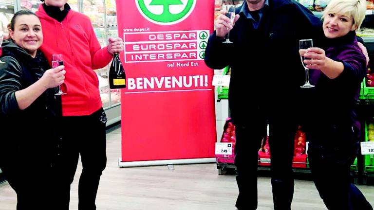 Senza lavoro ripartono dal loro supermercato Senza lavoro ripartono dal loro supermercato