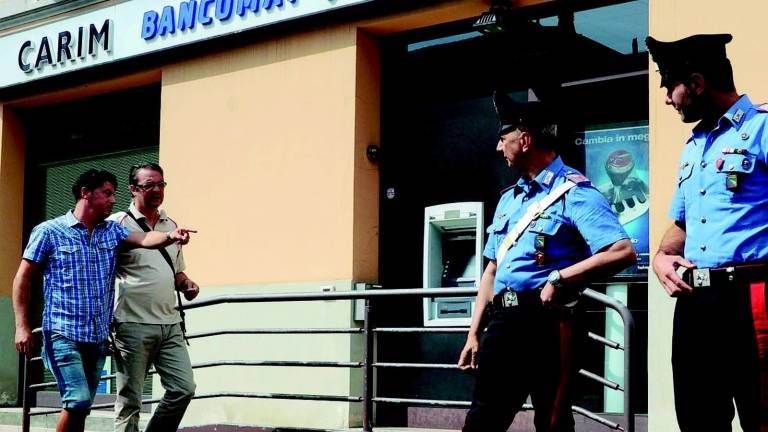 Carabiniere sventa rapina in banca Carabiniere sventa rapina in banca