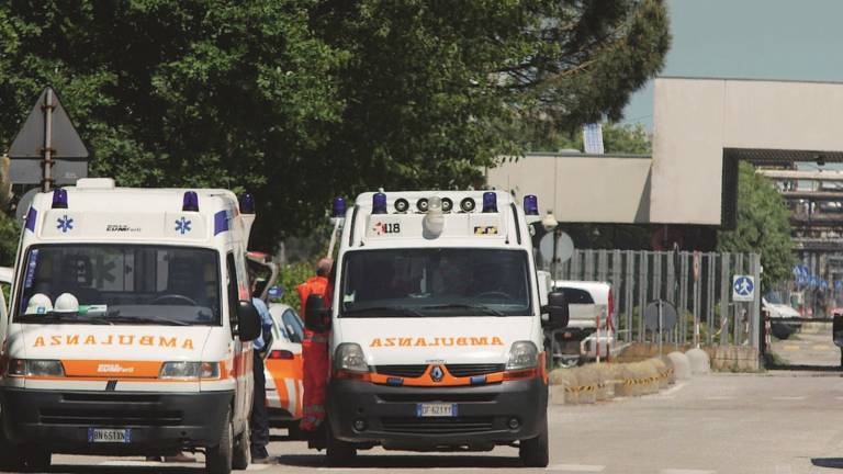 Tragica caduta al porto, muore operaio Tragica caduta al porto, muore operaio
