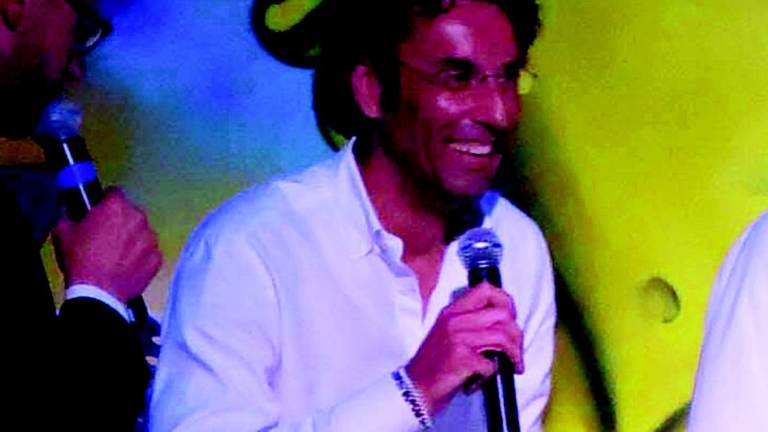 Carlo Conti: rimedia a tutto col sorriso Carlo Conti: rimedia a tutto col sorriso