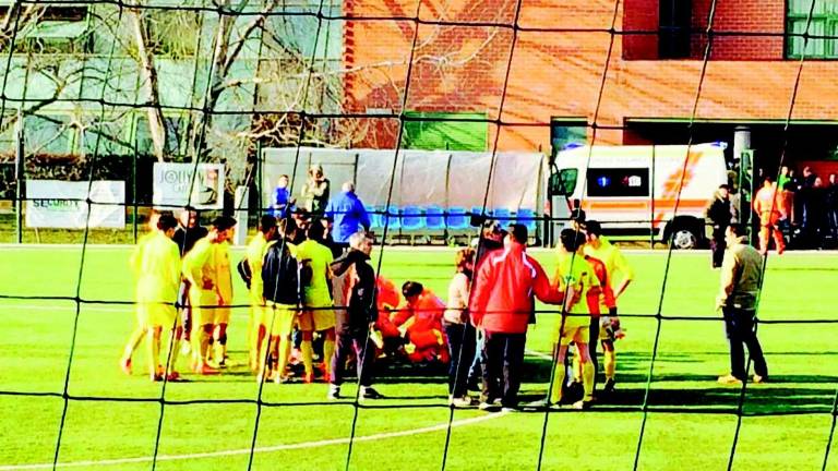 Batte la testa: 19enne rianimato in campo Batte la testa: 19enne rianimato in campo