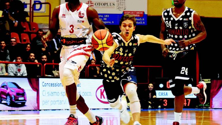 L'Unieuro si arrende a Mantova (62-72) L'Unieuro si arrende a Mantova (62-72)