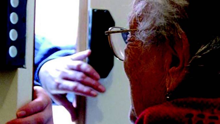 Ladri travestiti da forze dell'ordine Ladri travestiti da forze dell'ordine