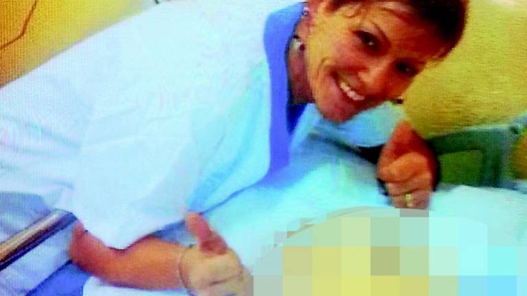 Licenziata per le foto choc, l'infermiera rivuole il posto Licenziata per le foto choc, l'infermiera rivuole il posto