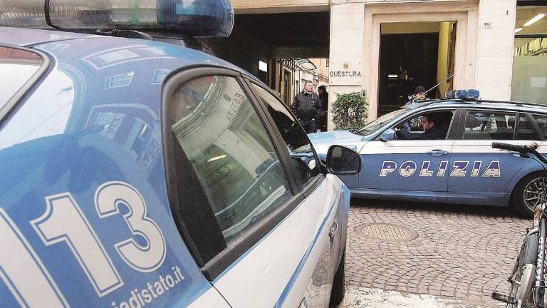 Violenta e maltratta la moglie davanti al figlio: arrestato 40enne Violenta e maltratta la moglie davanti al figlio: arrestato 40enne
