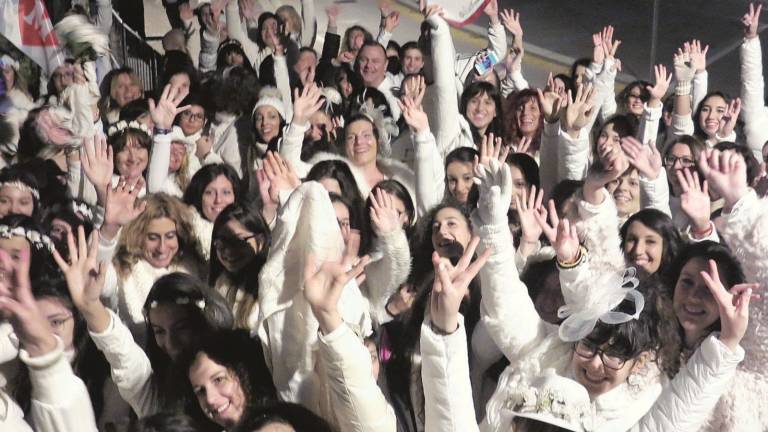 Una marea bianca sulla sabbia per Mika Una marea bianca sulla sabbia per Mika