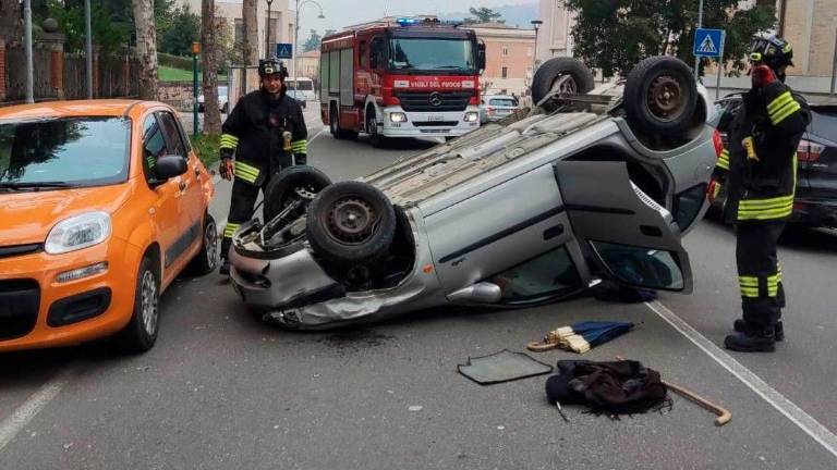 Predappio, incidente: si ribalta con l’auto, intervengono i Vigili del Fuoco Predappio, incidente: si ribalta con l’auto, intervengono i Vigili del Fuoco