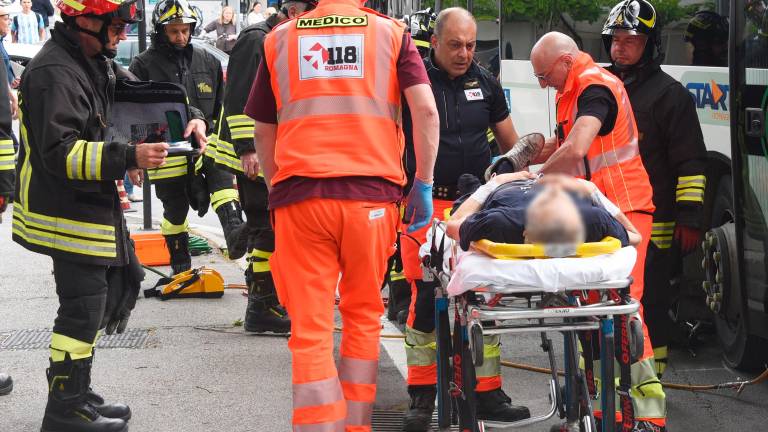 Rimini, ciclista con le gambe incastrate sotto il bus, liberato dai Vigili del Fuoco VIDEO GALLERY Rimini, ciclista con le gambe incastrate sotto il bus, liberato dai Vigili del Fuoco VIDEO GALLERY