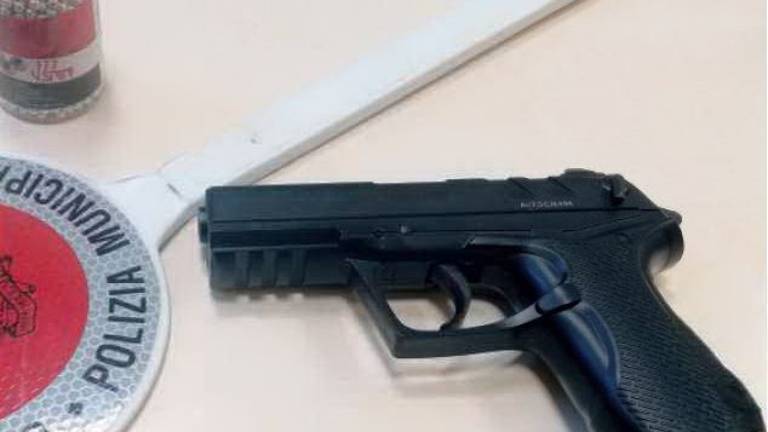 Forlì, foto con la pistola sui social: denunciato Forlì, foto con la pistola sui social: denunciato