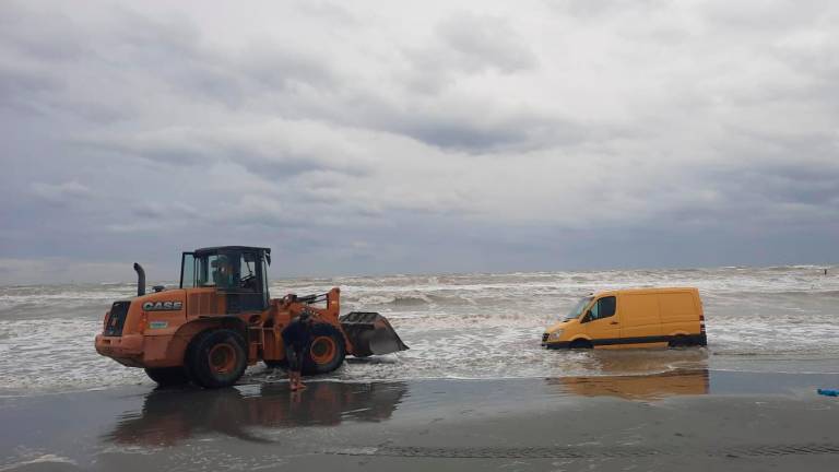 Dimentica il freno a mano vicino al mare a Bellaria. Il furgone finisce in acqua, proprietario multato Dimentica il freno a mano vicino al mare a Bellaria. Il furgone finisce in acqua, proprietario multato