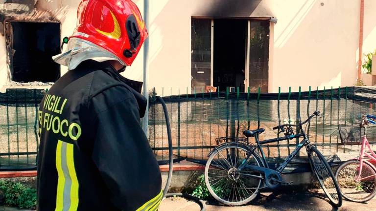 Rimini. Fiamme in un ex hotel, sfollati 12 lavoratori Rimini. Fiamme in un ex hotel, sfollati 12 lavoratori