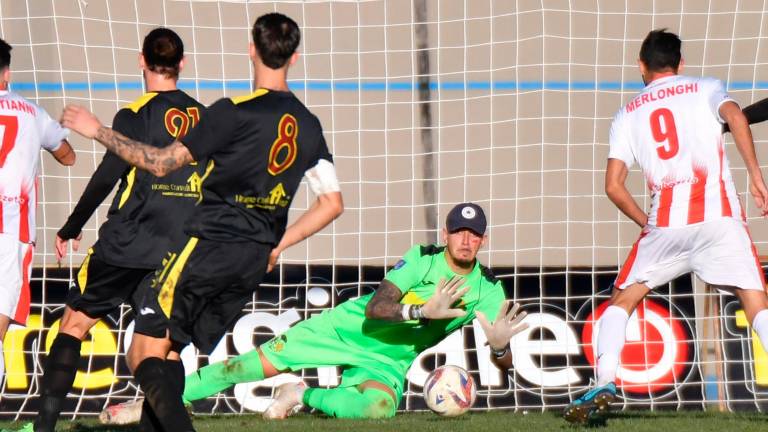 Il portiere torinese Francesco Cordaro è stato il migliore del Ravenna nel derby di Forlì (Foto: Fabio Blaco) Il portiere torinese Francesco Cordaro è stato il migliore del Ravenna nel derby di Forlì (Foto: Fabio Blaco)