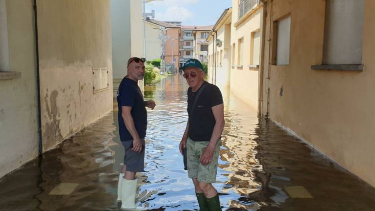 Conselice prigioniera di acqua maleodorante: ipotesi evacuazione in campeggi e bungalow Conselice prigioniera di acqua maleodorante: ipotesi evacuazione in campeggi e bungalow