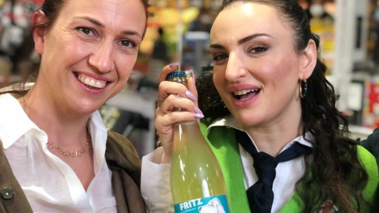 Arisa cassiera canterina all'Iper Rubicone di Savignano Mare Arisa cassiera canterina all'Iper Rubicone di Savignano Mare