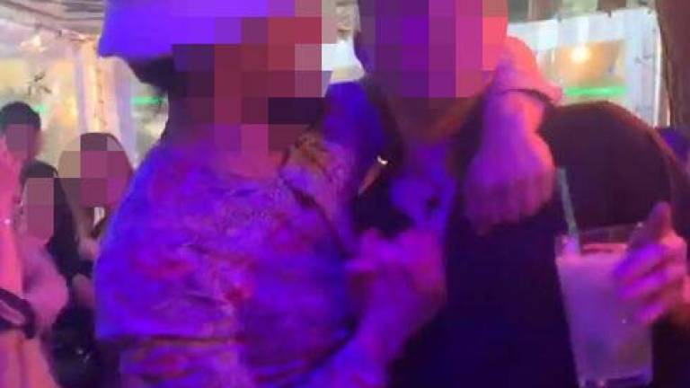 Baci e balli senza mascherina, video choc dalla movida cervese Baci e balli senza mascherina, video choc dalla movida cervese