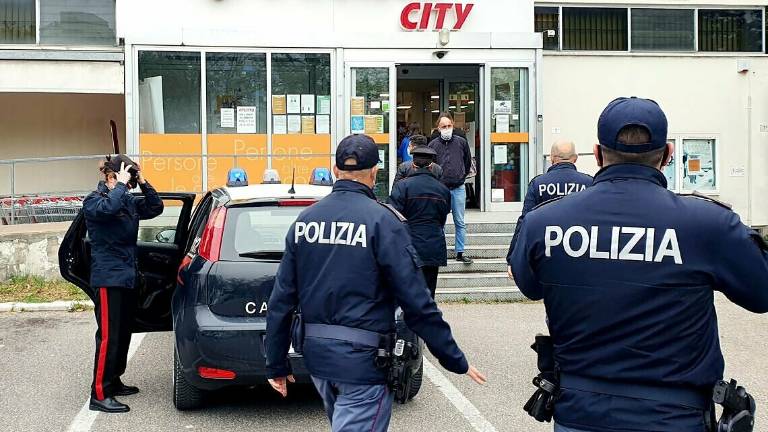 Rimini. Banditi armati al Conad, il titolare ne fa catturare uno Rimini. Banditi armati al Conad, il titolare ne fa catturare uno