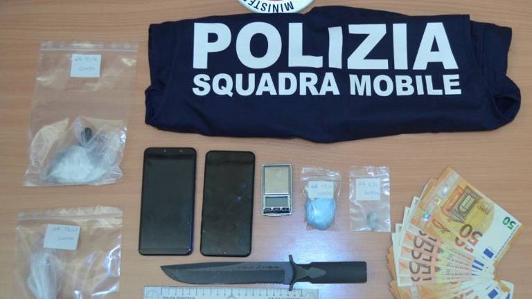 Forlì, nel negozio di tatuaggi trovata cocaina. Due arresti Forlì, nel negozio di tatuaggi trovata cocaina. Due arresti