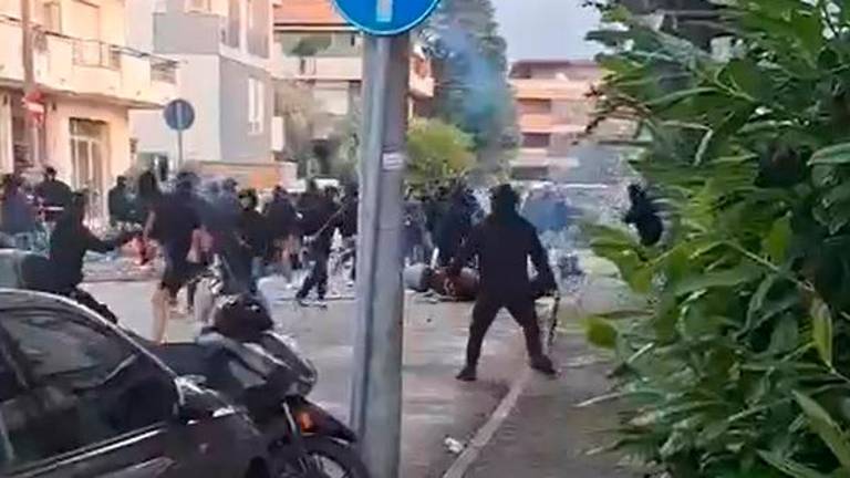 Scontri tra tifosi di basket di Rimini e Forlì, la titolare del bar: “La strada piena di vetri rotti, l’asfalto luccicava come per le gelate” Scontri tra tifosi di basket di Rimini e Forlì, la titolare del bar: “La strada piena di vetri rotti, l’asfalto luccicava come per le gelate”