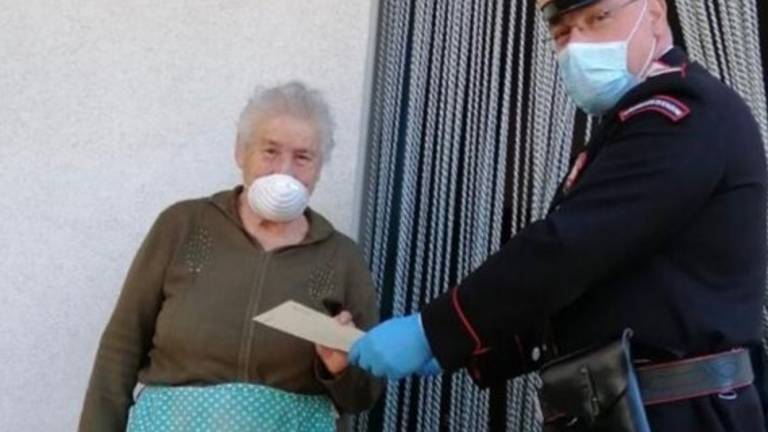 La pensione consegnata a casa dai carabinieri La pensione consegnata a casa dai carabinieri