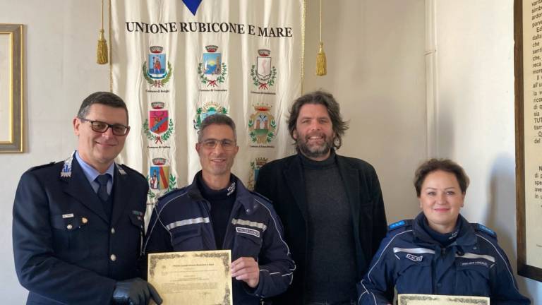 Savignano, ubriaco e violento arrestato: i complimenti dell'Unione Rubicone e Mare a tre agenti di Polizia Locale Savignano, ubriaco e violento arrestato: i complimenti dell'Unione Rubicone e Mare a tre agenti di Polizia Locale