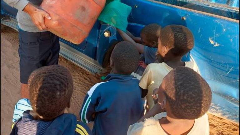 Christian Castorri con alcuni dei piccoli nella missione mozambicana Christian Castorri con alcuni dei piccoli nella missione mozambicana