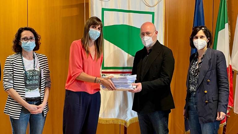 Endometriosi, 4000 firme a Bonaccini per petizione popolare Endometriosi, 4000 firme a Bonaccini per petizione popolare