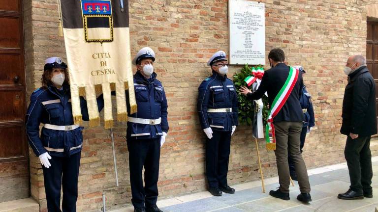Cesena, giornata della memoria: una corona alla lapide di Palazzo del Ridotto Cesena, giornata della memoria: una corona alla lapide di Palazzo del Ridotto