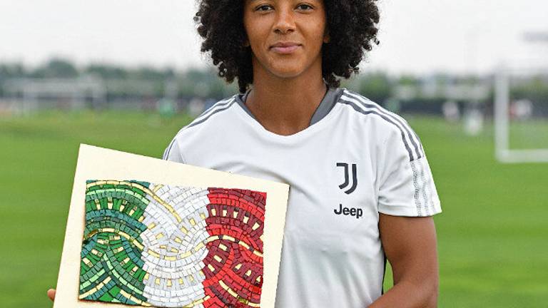 L'Ancri di Ravenna premia con il tricolore in mosaico la calciatrice Sara Gama L'Ancri di Ravenna premia con il tricolore in mosaico la calciatrice Sara Gama