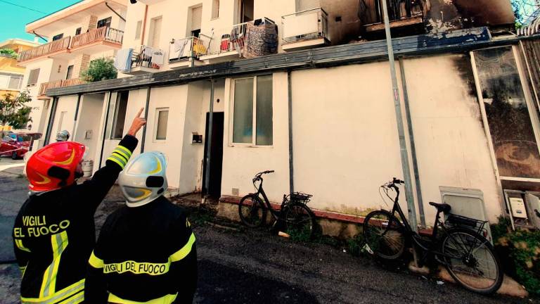 Rimini. Fiamme in un ex hotel, sfollati 12 lavoratori Rimini. Fiamme in un ex hotel, sfollati 12 lavoratori