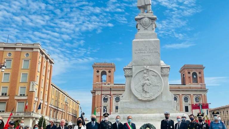 Forlì, l'omaggio al monumento di Aurelio Saffi Forlì, l'omaggio al monumento di Aurelio Saffi