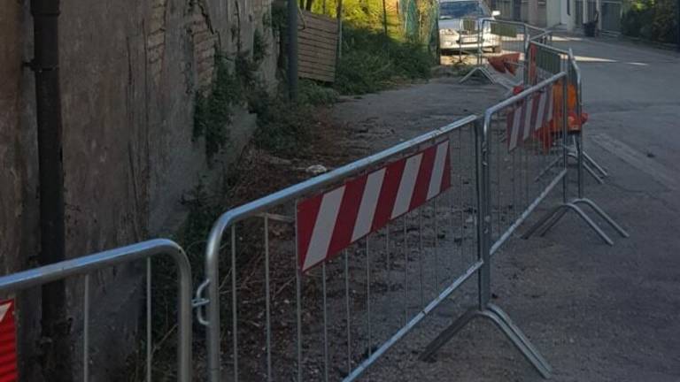 Ravenna, a Santo Stefano strada chiusa per calcinacci e transenne: Non si entra in casa Ravenna, a Santo Stefano strada chiusa per calcinacci e transenne: Non si entra in casa