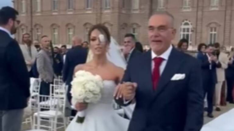 Gessica Notaro e Filippo Bologni hanno detto sì nella reggia da favola: sono moglie e marito Gessica Notaro e Filippo Bologni hanno detto sì nella reggia da favola: sono moglie e marito