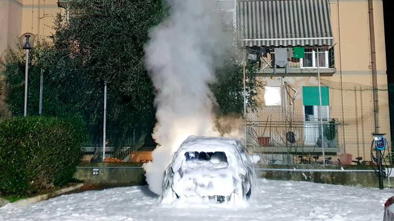 Rimini. Prende fuoco un’auto elettrica in sosta al suo primo giorno di servizio VIDEO GALLERY Rimini. Prende fuoco un’auto elettrica in sosta al suo primo giorno di servizio VIDEO GALLERY