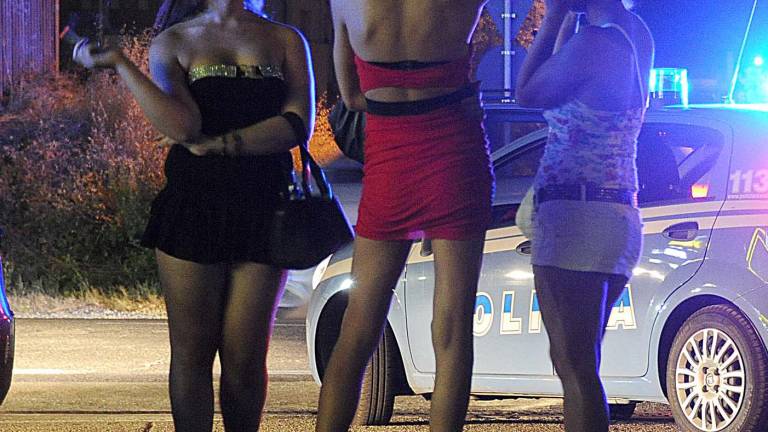 Vietato mostrare nudità: distrae gli automobilisti. Cervia e il giro di vite anti-lucciole Vietato mostrare nudità: distrae gli automobilisti. Cervia e il giro di vite anti-lucciole