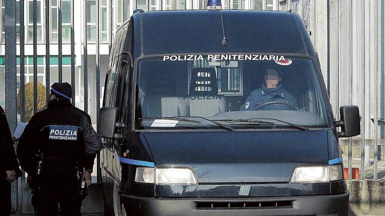 Ravenna, a fuoco un'auto di un ex carcerato e di un'altra guardia penitenziaria Ravenna, a fuoco un'auto di un ex carcerato e di un'altra guardia penitenziaria